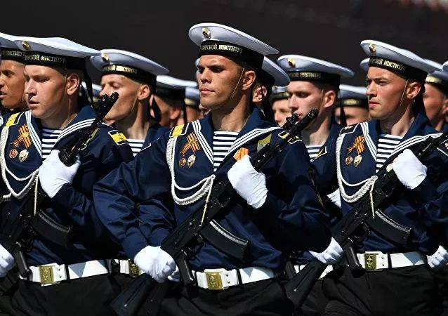 俄罗斯海军混成团在红场接受检阅