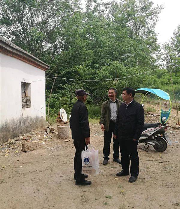 5月6日,院党委书记谢瑞瑾带队到霍邱县临水镇临水村开展扶贫慰问并