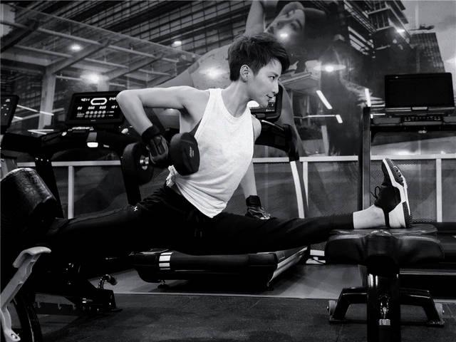 蒋璐霞进组拍摄《特战荣耀》 拍戏健身两不误