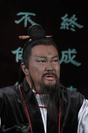 还记得93版的黑胖子包青天吗?真人又白又胖,笑起来和弥罗佛似的