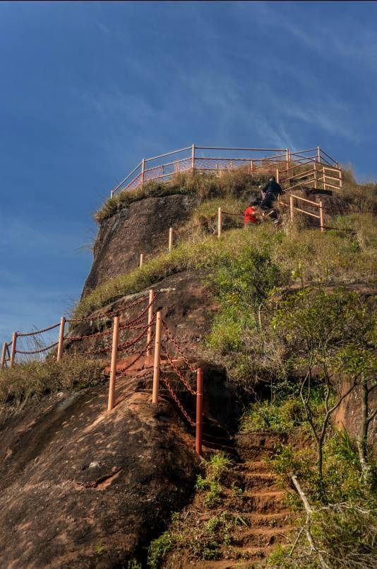 烟霞山风景区位于钦州市灵山县西北部的烟墩镇,烟霞山是由红色砂岩