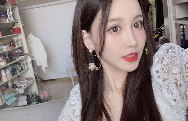 赵梦玥和杨幂同框,两人颜值五五开,杨幂帽子成亮点.