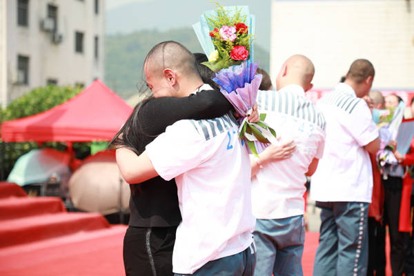 铜陵监狱开放日70名服刑人员高墙内与母亲团聚