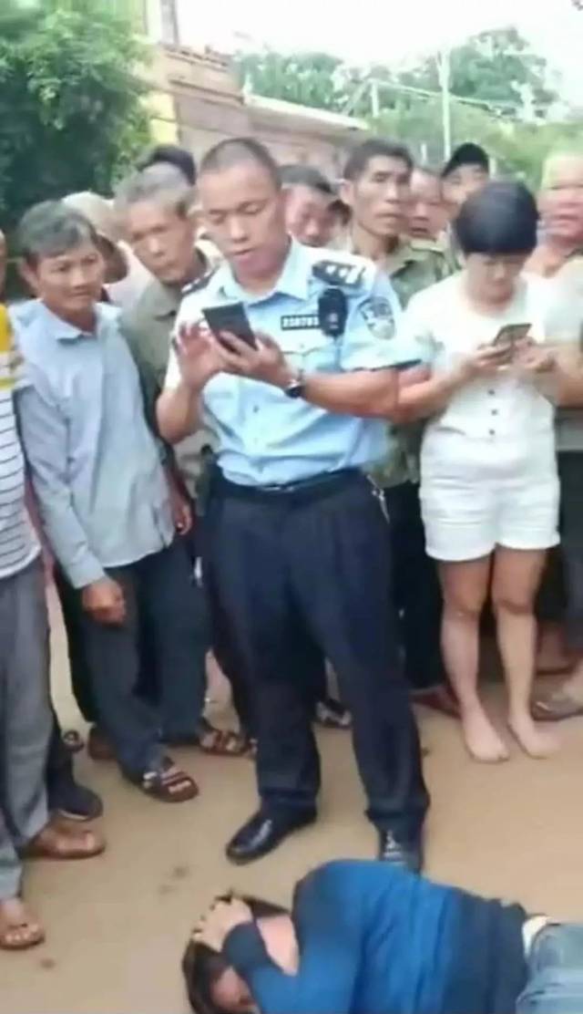 警情通报:徐闻一男子当街抢夺金项链,被龙塘派出所民警合力制服!