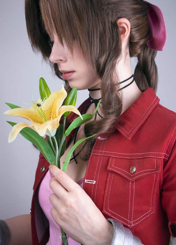 国外美女cos《最终幻想7》爱丽丝 温柔恬雅,气质出尘