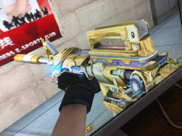 cf:4把炫金武器对比,黑龙是最丑,雷神是最帅,而它玩家都不想要!