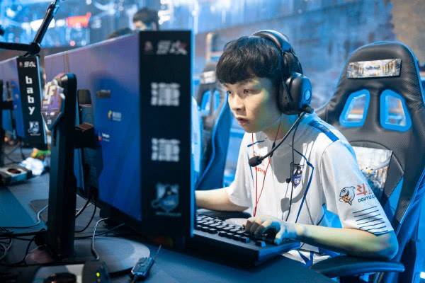 白鲨新人狙击手潇潇闪耀赛场!或竞争s14新人王?_手机搜狐网