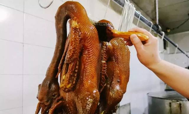 我们去了趟汕头,看看潮汕卤鹅是怎么做出来的