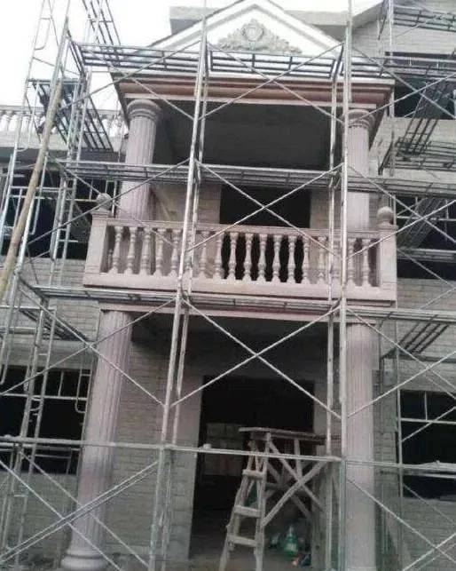 农村自建房,门前的两根罗马柱设计多宽为好?建不号就会很土!