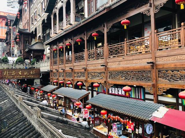 重庆最市井化之地,却是个红遍全国的网红景点,游客多到交通管制