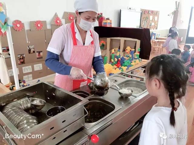 保育员会根据每位幼儿的食用情况进行分发饭菜,遵循个体差异,少盛多添