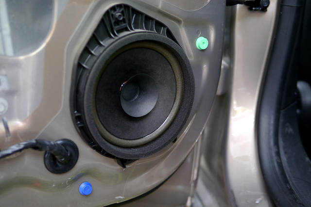 原车喇叭观感粗糙,磁钢也很小,在声音的力度方面表现很不够,且音色单