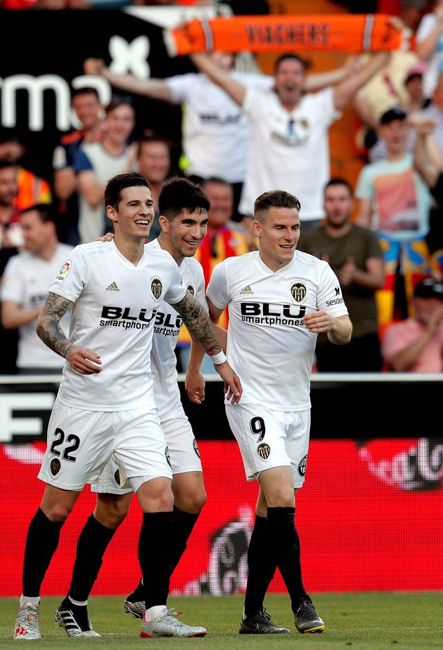 5月12日,巴伦西亚队球员(从左至右)米纳,索莱尔和加梅罗庆祝球队入球.