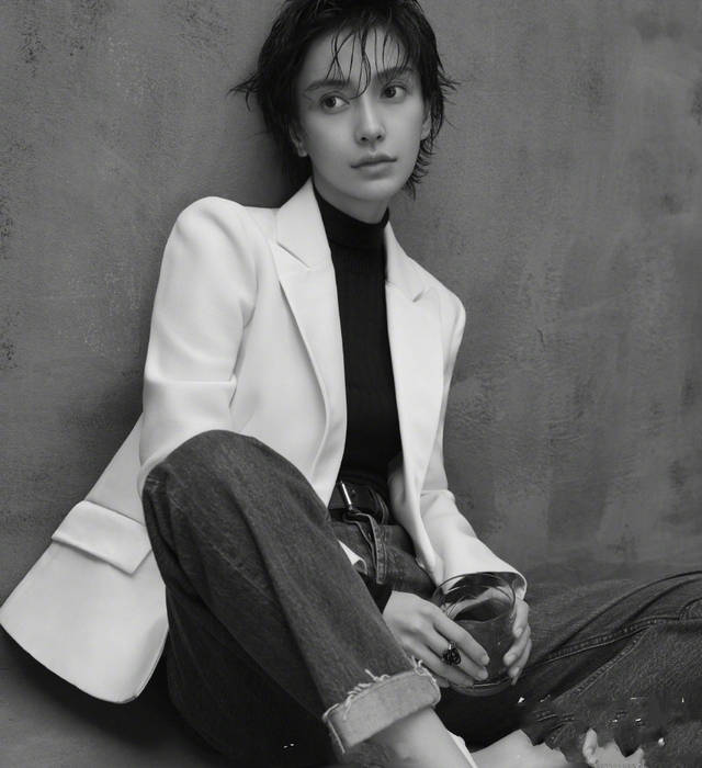 angelababy又换新风格,西装搭阔腿裤高级感,新短发美的不像话!