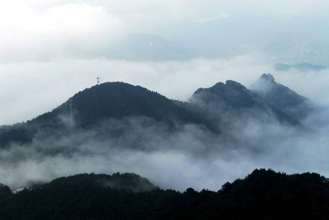 薄刀峰云海缥缈如仙境般让人沉醉