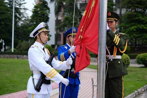 向國旗敬禮——三水區實驗中學國旗護衛隊首次亮相升旗儀式_手機搜狐