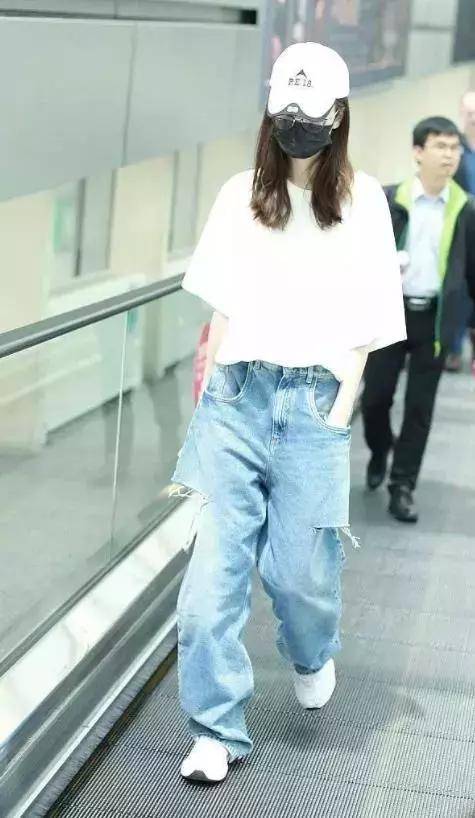 "放羊的欣欣"后续来了!乔欣现身机场,戴口罩都难掩憔悴状态