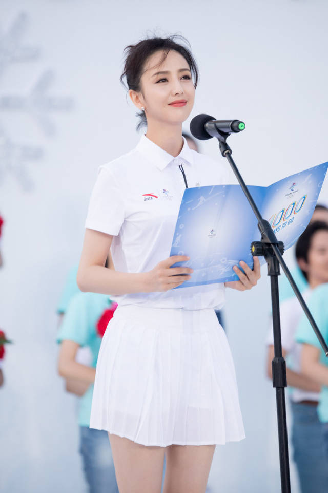 36岁佟丽娅穿露脐装整套蓝白校服装配小白鞋简直就是中学生