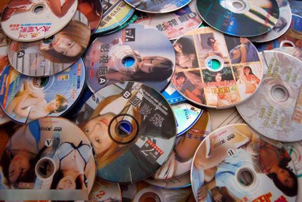 因此在过去光盘是我们常见的存储产品,比如说影音碟片,光驱