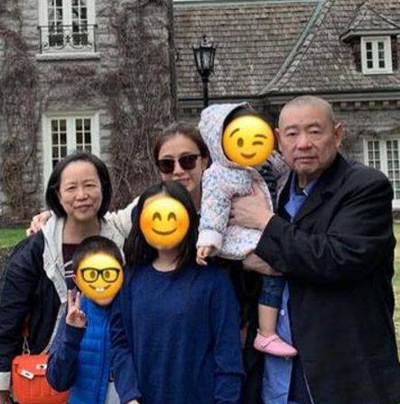 甘比晒英国探亲照,刘銮雄抱女儿状态不佳,看着