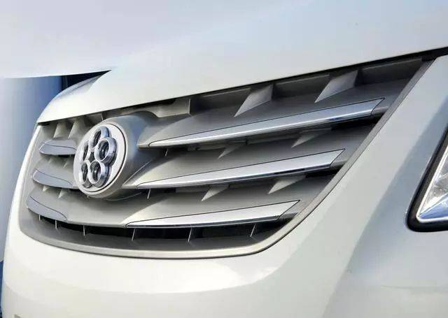 在外形上也几近一致,只是车标改成了银隆的五环梅花标识