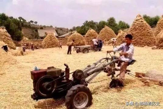 农村有手持式拖拉机,打场耕地就轻松多了,效率也高很多.