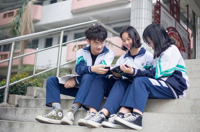 學校位於風景秀麗的雲東海,西鄰孔聖園,東鄰三水中學,求學氛圍