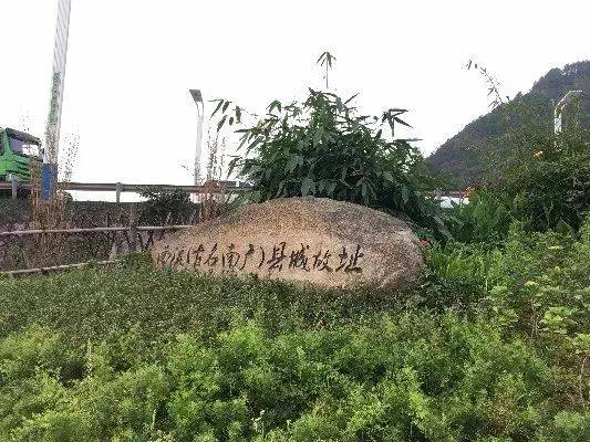 自驾经宜南快速通道到宜宾,全程约20分钟,目前,宜宾已开通至石鼓的