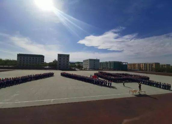 团结拼搏,努力奋进,梦想路上,与你同行 ——奎屯市第八中学开展民族