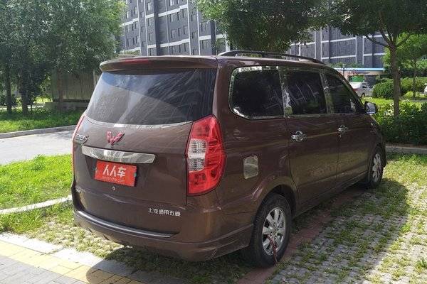 五菱宏光14款s标准型,进一步提升了车的档次感,体现出一种厚实稳重的