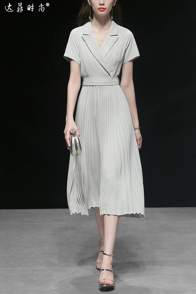 2019夏装新款 时尚干练西装领插肩袖压褶拼接大摆中长款连衣裙