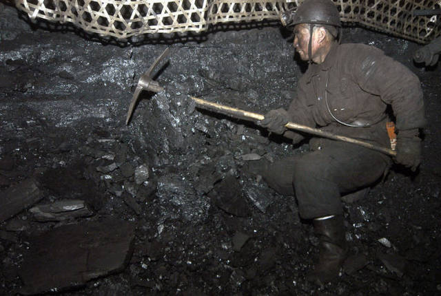 挖煤工人的照片图片