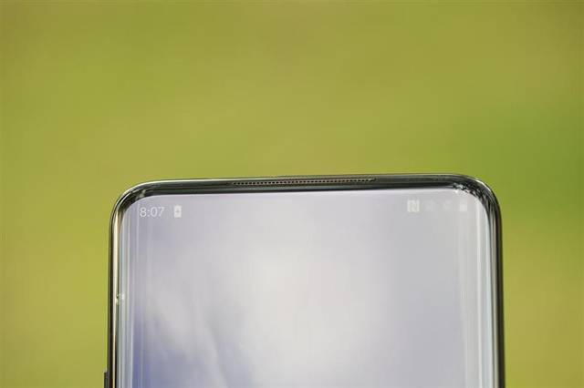 一加7 pro前置1600万像素升降摄像头,整个升降过程0.