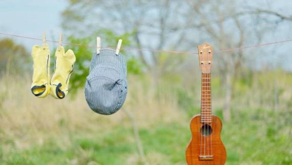 听说猩猩非常聪明,就对猩猩敬了个礼,猩猩竟然真的模仿他敬礼;接着