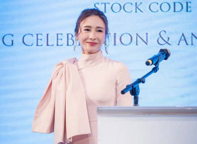 黎姿陪老公看艺术展,面带笑容心情大好,马延强