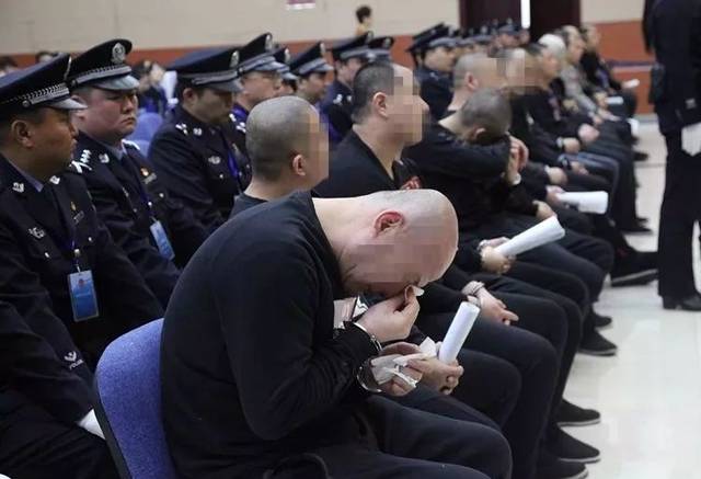 网络配图)徐风祥,绰号"茶壶",是称霸110国道宁蒙交界处的黑恶势力头目