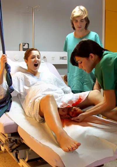 而在子宫开全前1小时,即宫口开到8-10指之间时,可换用先快呼吸4次