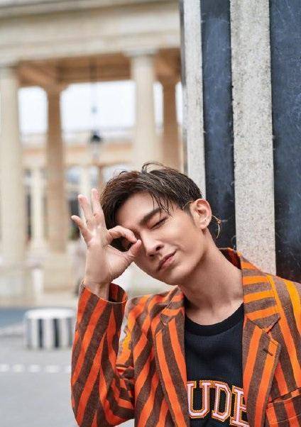 台湾通过同性婚姻专法,炎亚纶流泪不止,终于