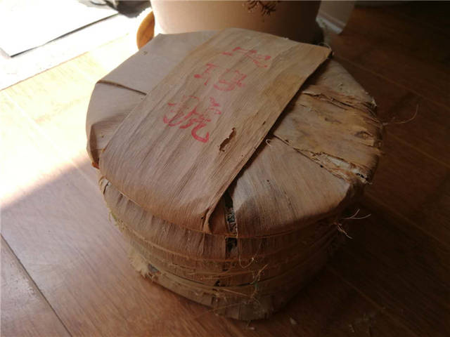 宋聘号1998年春尖生茶在普洱茶界,提到某些老字号茶庄,总是会让人心生