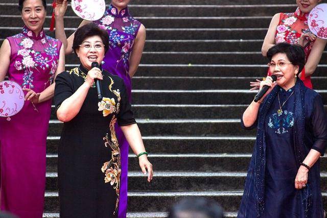 上海海派旗袍文化促进会会长沈慧琴和著名沪剧演员陈瑜同台演唱沪剧