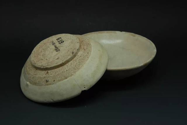 旧县出土饼形底白釉碗