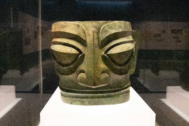 图为"根·魂——中华文明物语"展上的展品——商晚期青铜面具.