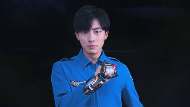 泰迦火花是泰迦,泰塔斯和风马的变身器,佩戴在人间体工藤优幸的右臂上