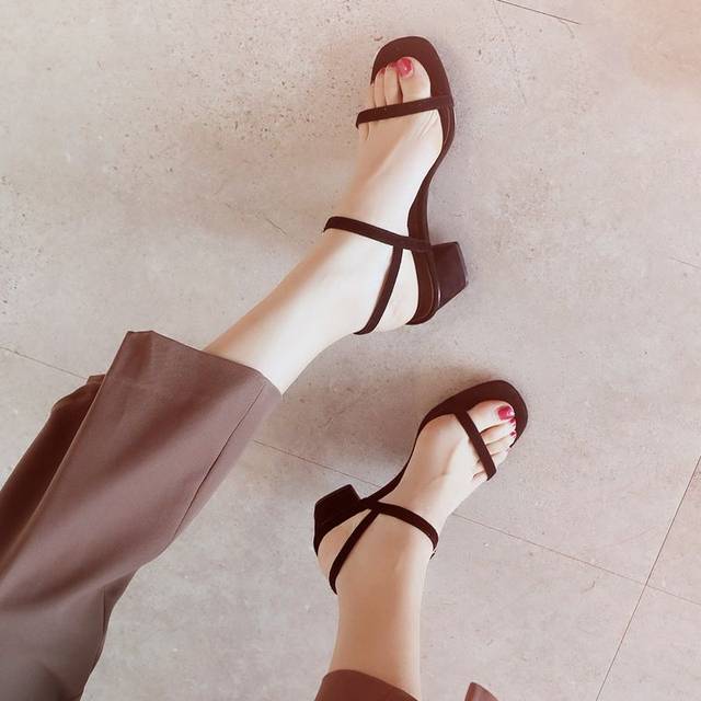 "显脚黑"的3种凉鞋,女人夏天很少穿,不好看更不好搭裙子!