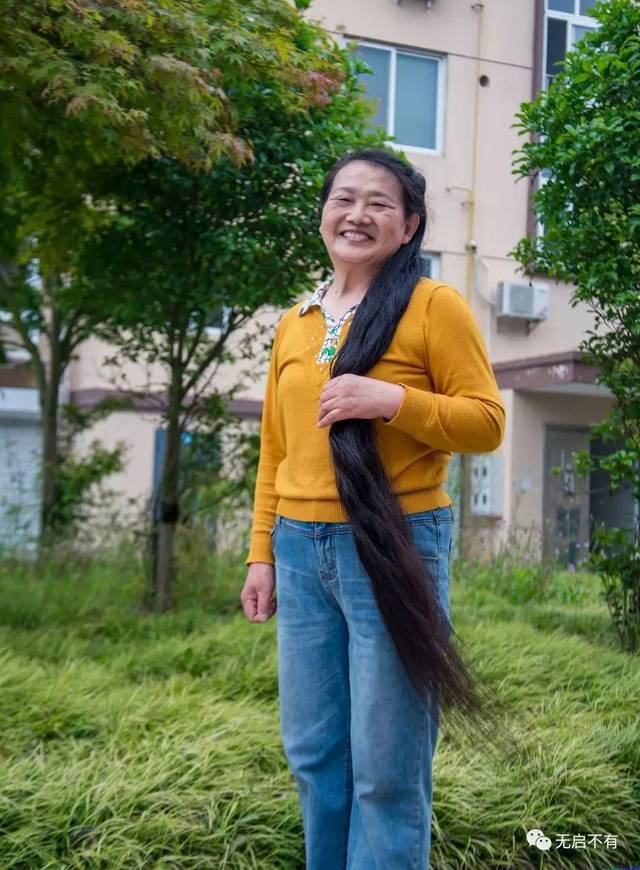 海复"长发娘子"60岁,发长1米5,无一根白发,这是她的"护发术"_手机搜狐