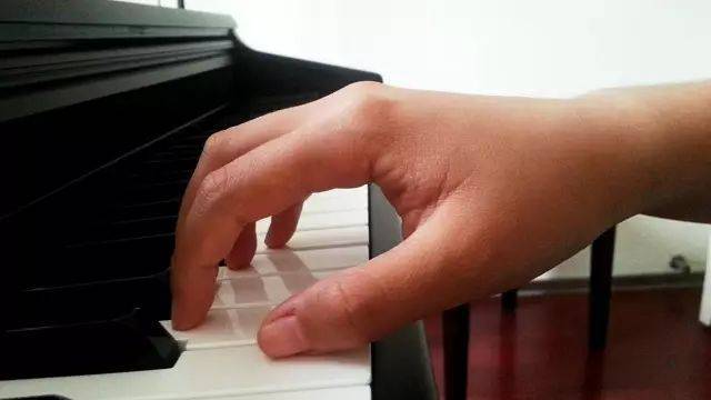 钢琴入门指法教程（零基础学习钢琴-钢琴1234567指法）