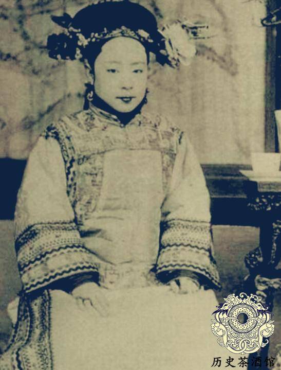 原创清末福晋老照片:图五是末代皇帝溥仪的亲生母亲,图八三位最漂亮