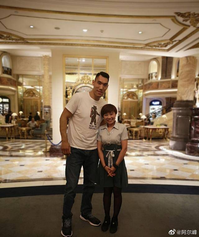 在和格斗迷的交流中,他表示想挑战韩国巨人拳王崔洪万,在视频中,董