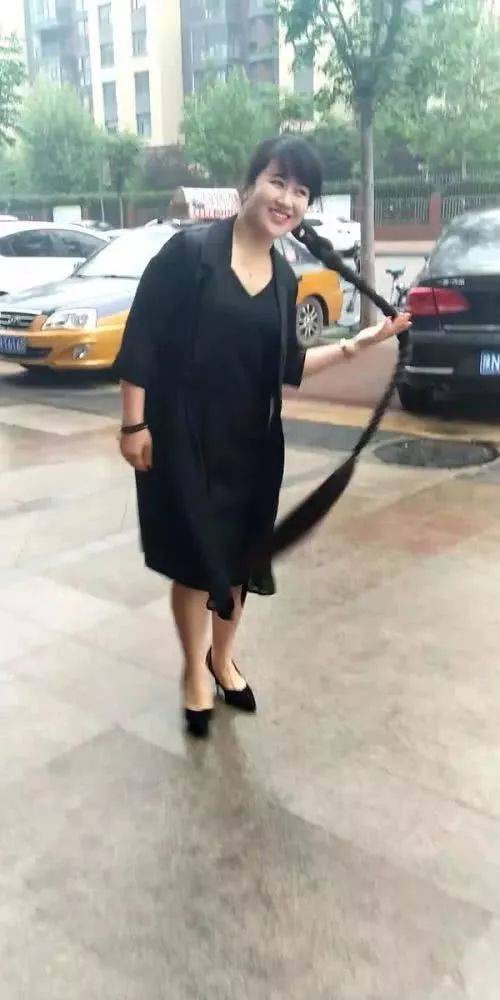 河南商丘32岁女子满头长发长达一米八,秃头人士表示实名羡慕