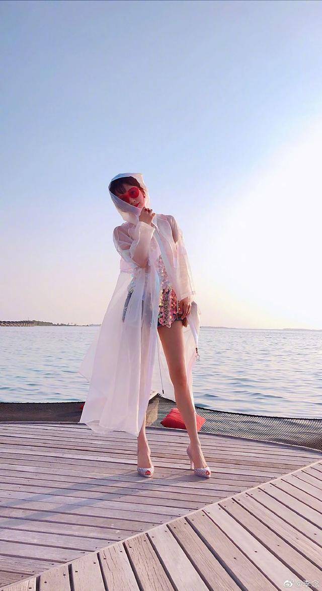 李念晒修长大美腿十分抢眼,她是真的假,1米6能有这腿?